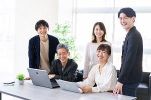 少数精鋭事務所、国内クライアント中心に外資系企業もあり／給与水準の高い／社会保険労務士歓迎