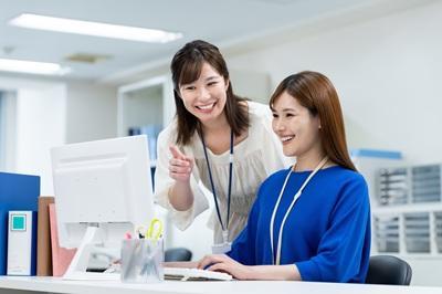 ＜山田＆パートナーズアカウンティング＞社内労務スタッフ／東京駅徒歩１分／残業少なく、上場企業グループで安定／女性活躍中