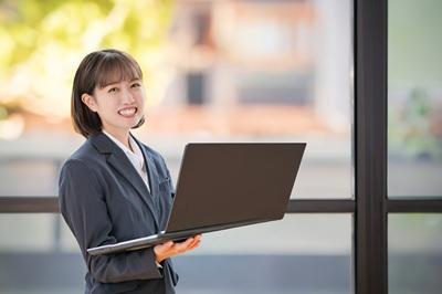 ≪給与計算スタッフ≫企業別担当制で会計～給与まで幅広く関与可能！／時差出勤・一部リモート可／残業ほぼなし