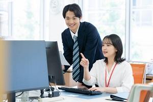 繁忙期含め残業ほぼ無し／後継候補歓迎／給与計算少な目で3号業務（労務相談）中心の社労士法人